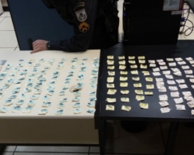 Mãe e filha presas no Alto de Olaria, suspeitas de tráfico de drogas
