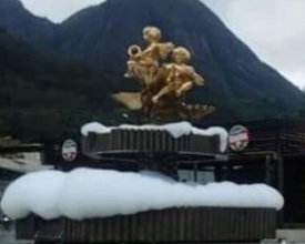 Câmeras flagraram vândalo danificando chafariz