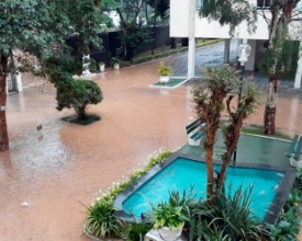Temporal alaga ruas e provoca apagão em Friburgo