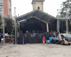 Palco na praça recebe os últimos ajustes para o Réveillon 2018
