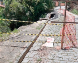 Placa que indicava interdição de rua em Amparo é vandalizada