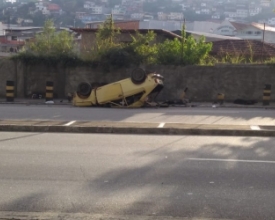 Capotamento no viaduto deixa quatro feridos no fim da madrugada