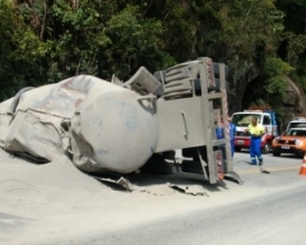 Serra em pare e siga para retirada de carga de carreta que tombou