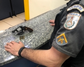 Homem é preso com arma após ameaçar dois no Catarcione