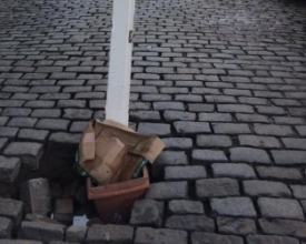 Estaca de madeira e papelão sinalizam buraco na Rua General Osório