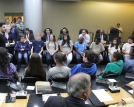 Estudantes empossados no projeto Câmara Jovem