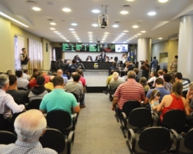 Câmara adia para terça-feira votação de novo regimento