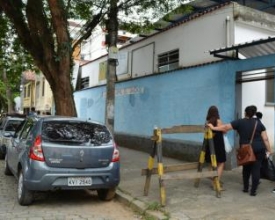 Terceirizados sem salário paralisam limpeza em escolas estaduais de Friburgo
