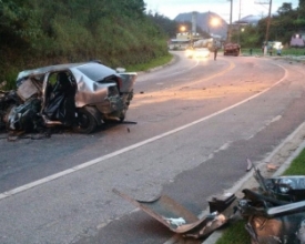 Colisão frontal entre carro e caminhão deixa um morto