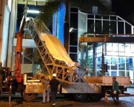 Operação de madrugada iça escadas rolantes para dentro de shopping 