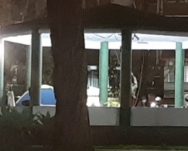 Coreto da praça tem até barraca de camping