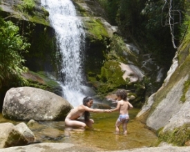 Verão chega oficialmente, com sede de piscina e cachoeira 
