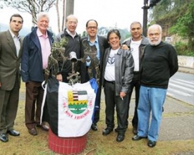 Felga i Gracias faz homenagem a funcionário da Haga
