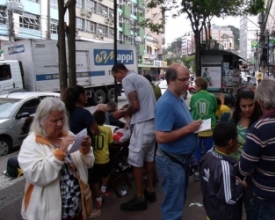 Na Praça do Viagra, figurinha brilhante chega a ser negociada por R$ 20