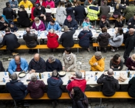 Fribourg, na Suíça, serve "fondue do século" na rua