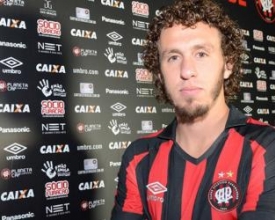 Reforço do Atlético-PR, friburguense Galhardo busca sequência de jogos
