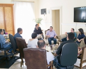 Prefeito toma café com jornalistas e faz balanço do governo