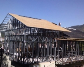Steel frame, lâmpadas de led e calhas para otimizar sua obra