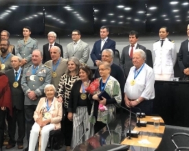 Câmara homenageia representantes das colônias com medalha “Somos Quem Fomos”