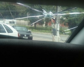 Perfuração em vidro de carro assusta vereador