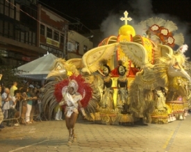 Imperatriz empolga com desfile sobre o poder da cura e da fé