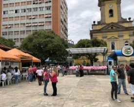 Ação de mobilização contra o câncer de mama conscientiza friburguenses