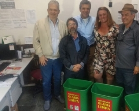 Acianf entrega cem novas lixeiras para os comerciantes de Olaria