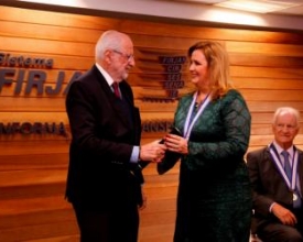 Firjan homenageia empresária friburguense com medalha de mérito industrial