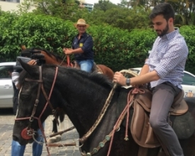 Cavaleiros da Cultura distribuem livros em escolas