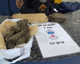 PM encontra dois quilos de maconha em calçada de Mury
