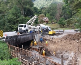 Obra interdita RJ-116 na altura de Cachoeiras nesta quinta