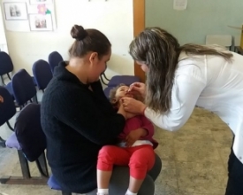 Postos de saúde funcionam até mais tarde para vacinar contra sarampo e pólio