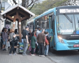 Homem com faca assalta ônibus da linha São Jorge
