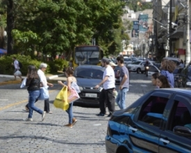Suspensa resolução que multaria friburguenses por atravessar fora da faixa