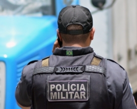 Colisão com viatura da polícia deixa duas pessoas feridas