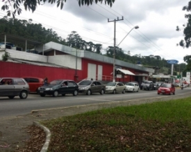 Fila no posto de vistoria do Detran invade avenida e afeta o trânsito