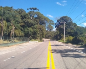 DER-RJ reforça sinalização na RJ-130, mas falta recapeamento