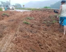 Serramar já liberada em meia pista após queda de barreira