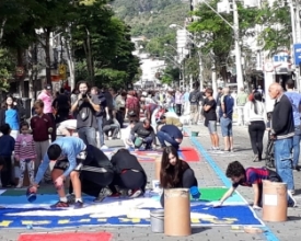 Tapetes de Corpus Christi levam milhares à Alberto Braune