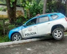 Viatura da PM avança meio-fio na RJ-116
