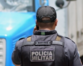 Idosa tem bolsa roubada na rua, por ladrão em carro