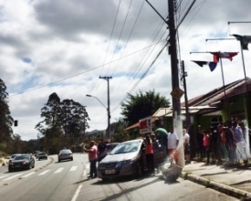 Via Expressa tem colisão de carros nesta segunda