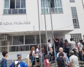 Protesto contra superlotação no Jamil El-Jaick termina com professor detido