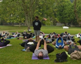 O dia em que a 'vibe' do yoga perfumou os jardins do Country