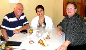 [b]Encontro com satisfação e boas novas[/b]

Na semana passada, foi uma grande satisfação para este colunista atendendo amável convite do querido Gustavo Adolpho Castilho Freire e sua simpática esposa Nídia Guzzo Alves, jantar com eles em ótimo restaurante do Cônego, conforme mostra a foto.
Duas boas notícias também envolveram o belo encontro: 1°) O simpático Gustavo Adolpho, que é igualmente maravilhoso como o seu irmão Dr. André Freire, que se encontra em Portugal, mas que mantém suas amplas relações d