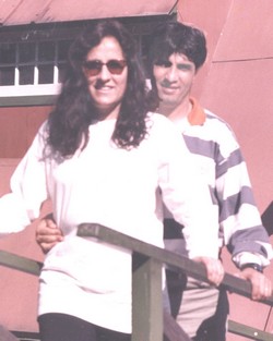 Cristina & Carlos, Boda de Pérola
No dia 25 passado, o querido e admirado casal amigo Maria Cristina Barreto Rodrigues & Carlos José Rodrigues (foto), para satisfação toda especial da filha Larissa, netos Gustavo Henrique e Matheus Felipe, assim como demais familiares e grande quantidade de amigos, completou 30 anos de feliz e exemplar união matrimonial.
Para Carlos José, experiente técnico em telecomunicações e Cristina, Bacharel em Direito, nossos parabéns com votos de contínuas felicidades e tudo de bom que eles bem merecem.
Cristina & Carlos, Boda de Pérola
No dia 25 passado, o querido e admirado casal amigo Maria Cristina Barreto Rodrigues & Carlos José Rodrigues (foto), para satisfação toda especial da filha Larissa, netos Gustavo Henrique e Matheus Felipe, assim como demais familiares e grande quantidade de amigos, completou 30 anos de feliz e exemplar união matrimonial.
Para Carlos José, experiente técnico em telecomunicações e Cristina, Bacharel em Direito, nossos parabéns com votos de contínuas felicidades e tudo de bo