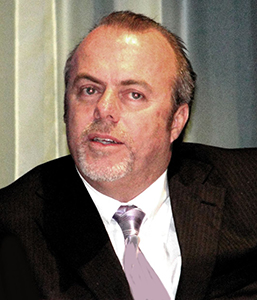 Vivas para o grande Rogério!

No domingo, 1° de setembro, o admirado industrial e diretor da Stam Metalúrgica, Rogério Faria (foto), recebeu muitos abraços, cumprimentos e saudações de carinho por completar mais um aniversário, sem dúvida como grande homem de visão empresarial e também de inestimáveis apoios a diversos segmentos da sociedade.
Aos parabéns recebidos pelo querido Rogério juntamos os nossos, com votos de mais felicidades e contínuo sucesso.
