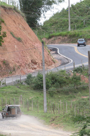 O município vizinho de Santa Maria Madalena está impedido de receber verbas estaduais. Segundo o prefeito Clementino, a não pavimentação de uma estrada que consta como obra finalizada travou a liberação de verbas. Ou o município termina com recursos próprios ou o entrave prossegue. O problema é que a empreiteira recebeu o valor total do Estado com a autorização de repasses (salvo melhor juízo — indevidos) da Prefeitura, mas não terminou o serviço O município vizinho de Santa Maria Madalena está impedido de receber verbas estaduais. Segundo o prefeito Clementino, a não pavimentação de uma estrada que consta como obra finalizada travou a liberação de verbas. Ou o município termina com recursos próprios ou o entrave prossegue. O problema é que a empreiteira recebeu o valor total do Estado com a autorização de repasses (salvo melhor juízo — indevidos) da Prefeitura, mas não terminou o serviço