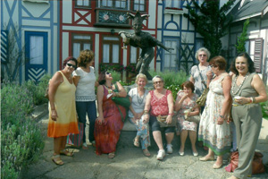 Nos jardins da Vile St. Gallen, a colunista, Vera Lúcia da Silva, Helena Trigo Ruiz, Maria do Carmo Araújo, Dalva Paiva, Hedwirg Estefan, as Sertã Margarida, Terezinha e Lucia Helena