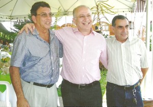 O aniversariante Braulio Rezende recebe o abraço dos irmãos Gilberto e José Nader
BRAULIO REZENDE
O aniversário de Braulio Rezende foi comemorado em altíssimo nível no paradisíaco sítio da família, cercado por pujante mata atlântica.
Reconhecidos pela arte de bem-receber, Simone e Braulio Rezende organizaram o acontecimento social, marcado pela fidalguia, cordialidade e elegância.
Entre familiares e amigos, a elite da sociedade friburguense, também o casal Betty-Heródoto Bento de Mello foi abraçar o estimado botafoguense.
O aniversariante Braulio Rezende recebe o abraço dos irmãos Gilberto e José Nader
BRAULIO REZENDE
O aniversário de Braulio Rezende foi comemorado em altíssimo nível no paradisíaco sítio da família, cercado por pujante mata atlântica.
Reconhecidos pela arte de bem-receber, Simone e Braulio Rezende organizaram o acontecimento social, marcado pela fidalguia, cordialidade e elegância.
Entre familiares e amigos, a elite da sociedade friburguense, também o casal Betty-Heródoto Bento de Mello foi abraçar o